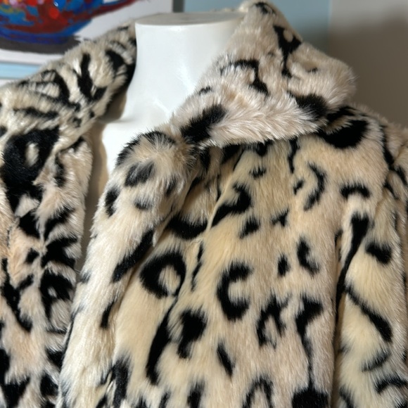 H&M Faux Fur animal print coat. Size 2. Fits like a Medium. - Picture 2 of 6